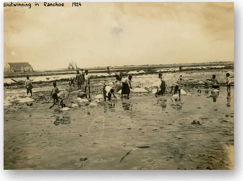 Salina Ranchoe 1924 people dumping salt